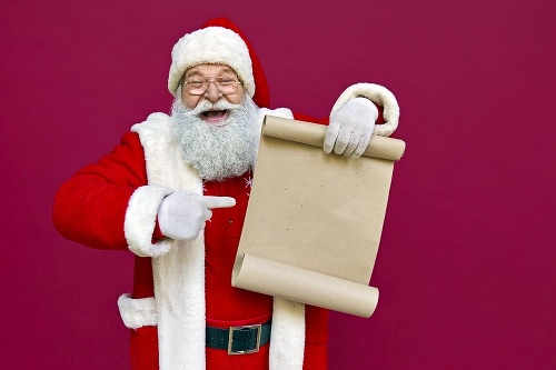 Santa Claus - Nosí darčeky vo svetoznámom červenom kabáte deťom v  USA a  Kanade. Lieta na saniach, ktoré ťahá osem sobov.