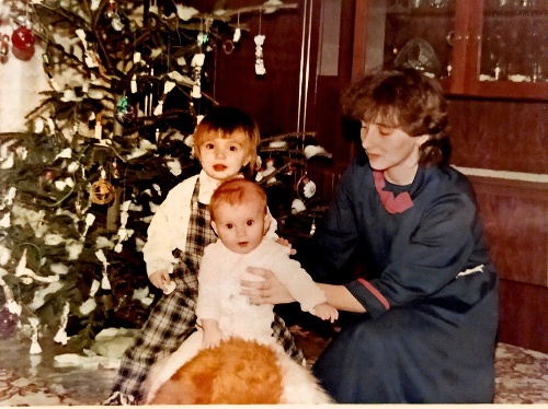 1988 - Mamička Mirka s dcérkami Ivankou a Erikou