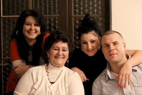 Pani Drahuša (70) s oboma dcérami Adri (vľavo, 46), Naďou (36) a jej manželom Štefanom (41).