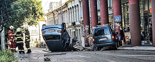 Bratislava Kollárovo námestie 17. júl 2020 16.15 hod.: Traubnerovo auto sa po kolízii prevrátilo na strechu.