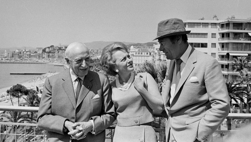 Andre Maurois, Olivia de Havillandová a Rex Harrison pózujú na streche budovy v Cannes.