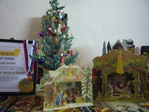 Najstarší umelý vianočný stromček na Slovensku, ktorý získal slovenský rekord za rok 2018. 