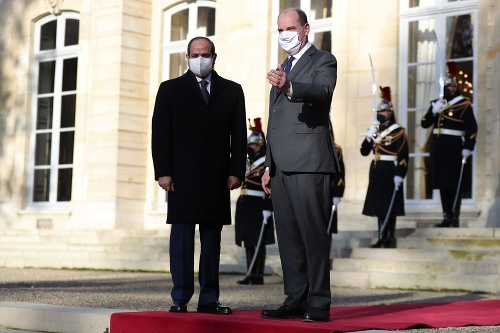 Egyptský prezident Abdal Fattáh Sísí (vľavo) a francúzsky premiér Jean Castex (vpravo) počas stretnutia v Paríži v utorok 8. decembra 2020.