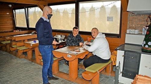 Majiteľ Braňo Jura pomáhal s roznášaním obedov.