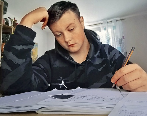 Marek Soták (17),  Obchodná akadémia, Humenné: Verím, že sa školy aj pre nás, stredoškolákov, čoskoro zasa otvoria.