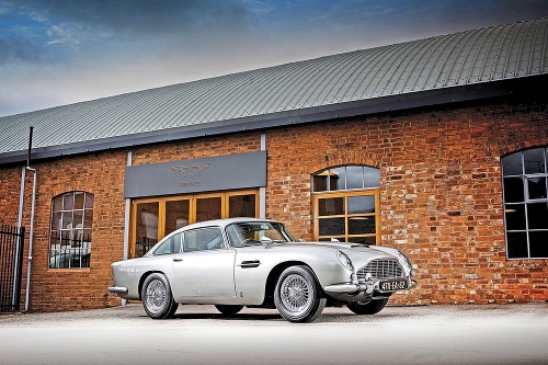 Aston Martin DB5 - Cena: 5,3 mil. €; Sean Connery na ňom jazdil vo filme Goldfi nger.