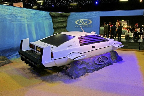 Lotus Esprit - Cena: 700-tisíc €; Roger Moore použil obojživelné auto vo filme Špión, ktorý ma miloval.