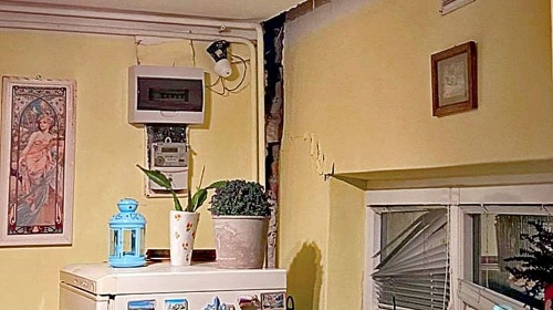 Takto explózia poškodila stenu staršieho domu.