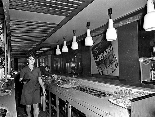 1968 - Drahoslava (78) ako 26-ročná barmanka v Carpane počas jeho otvorenia.