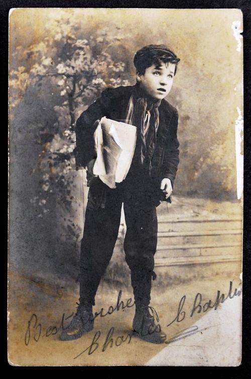 Fotografia je z júla 1903, keď mal len 14 rokov a s herectvom začínal.