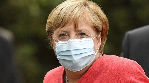 Nemecká kancelárka Angela Merkelová s ochranným rúškom 