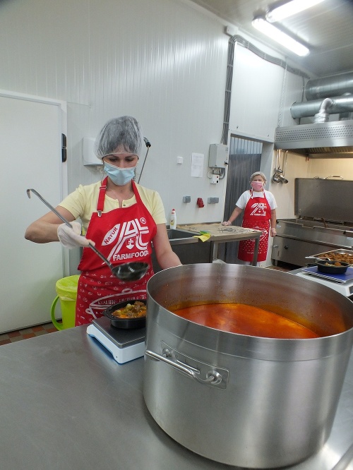 Kuchárka Lucia Kraková (35) pri príprave fazuľovej polievky palóc, ktorá je vyhľadávanou pochúťkou v sortimente balenej stravy.
