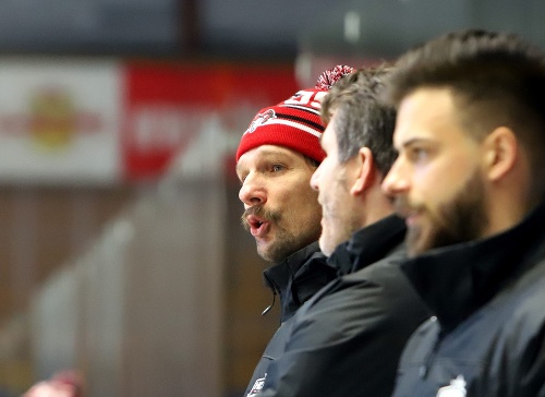 Na snímke asistent trénera HC 05 Banská Bystrica Richard Zedník (vľavo).