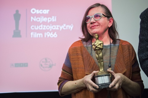 Rok 2017: Sadrový odliatok sošky skutočného Oscara v rukách herečky Zuzany Kronerovej počas slávnostnej premiéry digitálne zreštaurovaného filmu Obchod na korze.