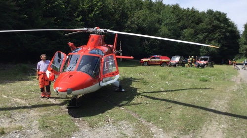 Zranené dievčatko si posádka záchranárskeho vrtuľníka prevzala od pozemných záchranárov na futbalovom ihrisku.
