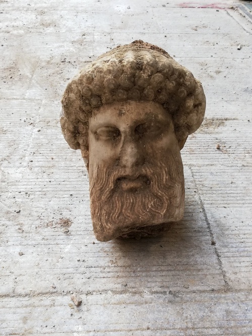 V aténskej kanalizácii našli antickú bustu spred nášho letopočtu.