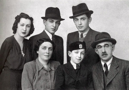Malý František so súrodencami a s rodičmi. Otec Hugo (vpravo dole) zahynul v koncentračnom  tábore.