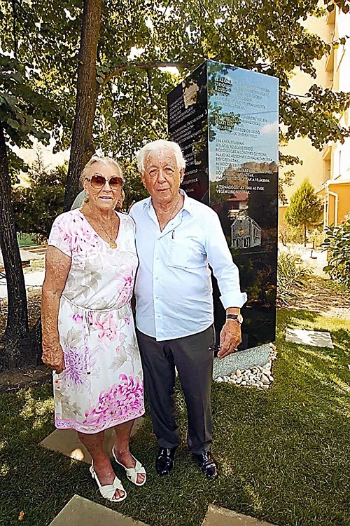 Lowy s manželkou odhalili v rodnom Fiľakove pamätník  stratenej židovskej komunity na mieste bývalej synagógy