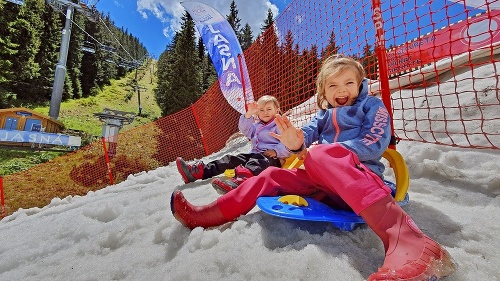Jún 2020: Amélia (3) a Eliška (5) z Ružomberka si v lete užili sánkovačku na kope snehu, ktorú na pár dní odkryli