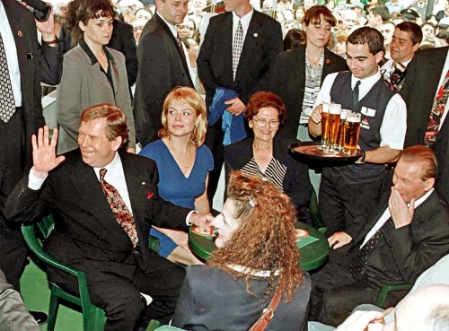1999: Carpano hostilo aj prezidenta Rudolfa Schustera a Václava Havla.
