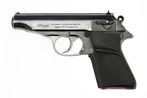 Bond mal mať Walther PPK, no filmári použili model PP.