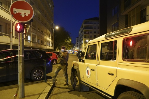 Vojak blokuje cestu neďaleko miesta, kde bol postrelený pravoslávny kňaz 31. októbra 2020 v Lyone.