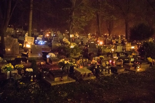 Slávičie údolie: Na najväčší cintorín v Bratislave prišlo v piatok zapáliť sviečku zosnulým blízkym množstvo ľudí.