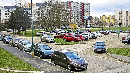 Obnova fi rmy je spojená so zavádzaním novej celomestskej parkovacej politiky. 