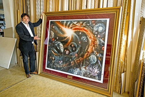 Frank Jalšovský pri obraze Genesis, ktorý visí na stenách mnohých osobností. 