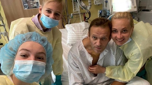 Alexej Navalnyj zverejnil fotografiu z berlínskej nemocnice Charité, kde sa aktuálne zotavuje.