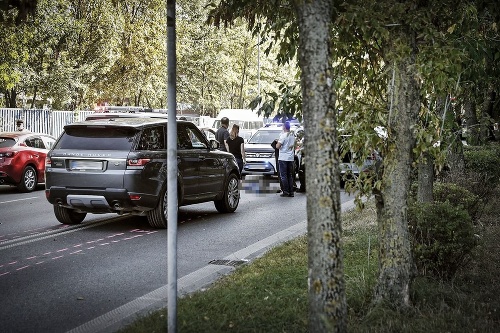 Bratislava Tomášikova ulica 21. 9. 2020 12.20 hod.: Misskine auto vrazilo do tínedžerky na priechode pre chodcov