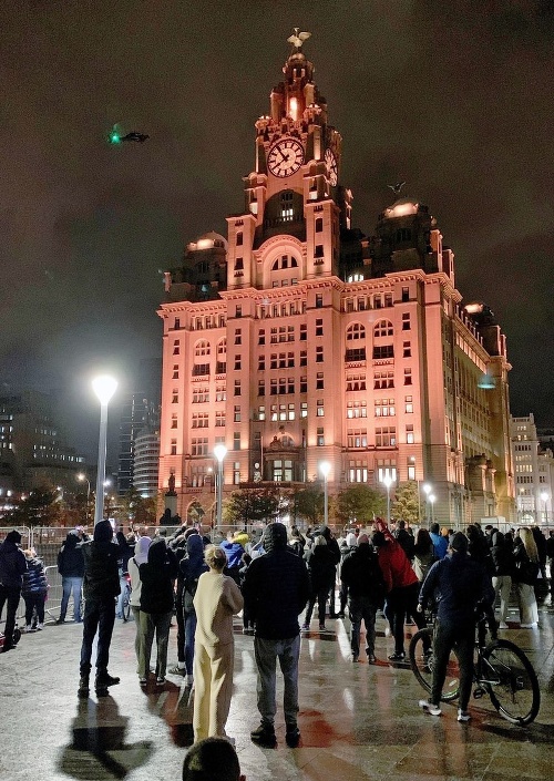 Na veži bol kaskadér, z ulice ho sledovali obyvatelia Liverpoolu.
