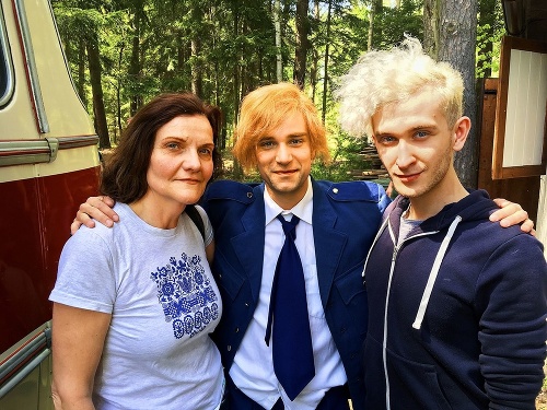 Dominik (22) s hereckými kolegami Janou Oľhovou a Ondřejom Novákom.