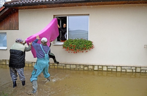 Ľudia si navzájom pomáhajú a zachraňujú,  čo sa dá. 