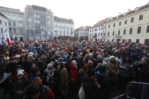 Podľa nových opatrení platí na Slovensku zákaz zhromažďovania sa nad 6 osôb.