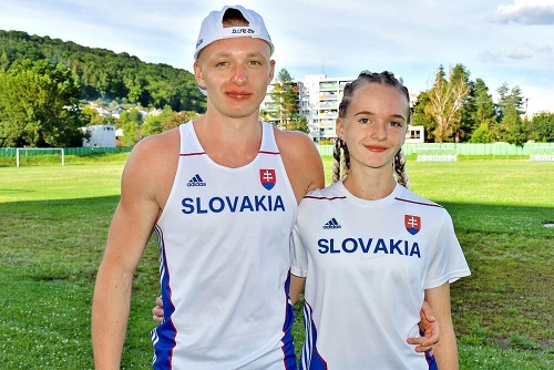 Tomáš (18) s mladšou sestrou Veronikou (14).