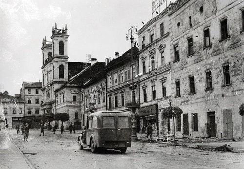 1946: Takto vyzerala budova krátko po vojne, rok predtým ju zasiahla letecká bomba.