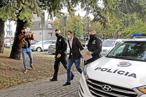 Kusého policajti priviedli pred sudcu ešte pred deviatou hodinou.