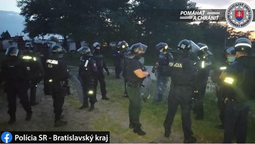 V Plaveckom Štvrtku došlo k nepokojom, zasahovala polícia. 