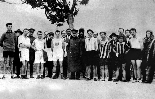 Zakladateľ behu Vojtech Bukovský (v strede) s prvým víťazom Karolom Hallom (po jeho pravici) v roku 1924.