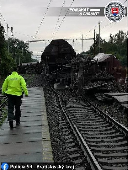 Pri Veľkých Levároch sa vykoľajil nákladný vlak.