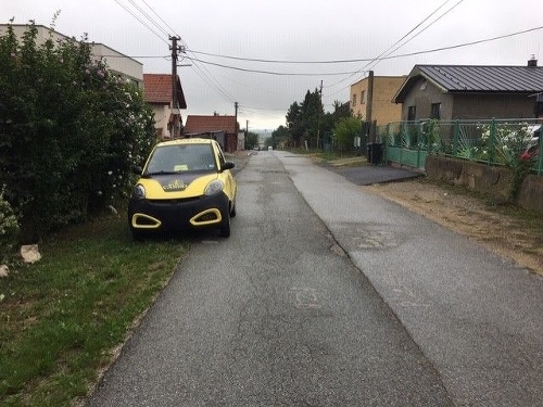Carsharingové auto odparkované v rozpore s vyhláškou na úzkej ceste a na zeleni na Pereši, za takýto čin by mal podľa zákonného sadzobníka dostať pokutu až do 100 eur.