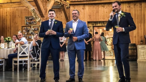 Na Šipošovej svadbe sa zabával aj premiér Igor Matovič po boku Jozefa Pročka, známeho slovenského zabávača a komika.