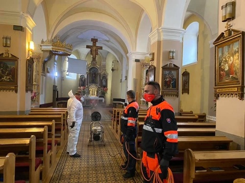 Kostol v Trstenej dezinfi kovali. 
