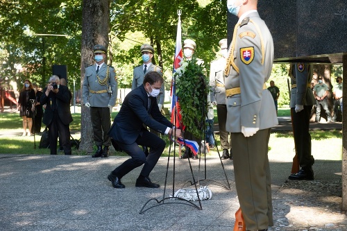 Predseda vlády SR Igor Matovič  kladie veniec pri pietnej spomienke na obete holokaustu a rasového násilia