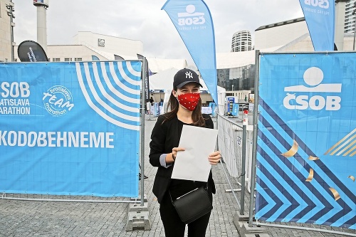 Andrea (26) sa rozhodla maratón odbehnúť aj napriek zmenám. Tento rok si bežci len vyzdvihli štartovací balíček. Autor: galI  Foto: anc BRATISLAVA - Svitá im na lepšie časy?! Hoci bolo parkovanie v Petržalke pre niektorých vodičov doslova nočnou morou, teraz sa zdá, že sa karta obrátila. Vodiči rezidenti, ktorí v minulosti dostali pokutu za to, že parkovali mimo vyznačených modrých boxov, môžu získať svoje peniaze späť. Ak poslanci tento návrh na septembrovom rokovaní schvália, pôjde o takzvaný nenávratný príspevok na parkovanie. Vrátia v 