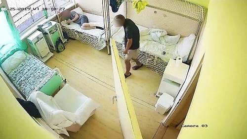 Nové Zámky, Fakultná nemocnica, 25.6. 2019 o 18.10 hod.: Mário (vpravo) prichádza k ničnetušiacemu Vojtechovi, ktorý leží na posteli.