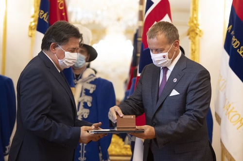 Na snímke vpravo predseda NRSR Boris Kollár a vľavo ocenený laureát súčasný minister životného prostredia SR Ján Budaj (OĽANO)