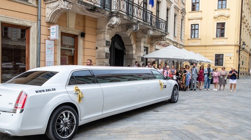 Svadba Andyho Krausa: Príchod luxusnou bielou limuzínou.