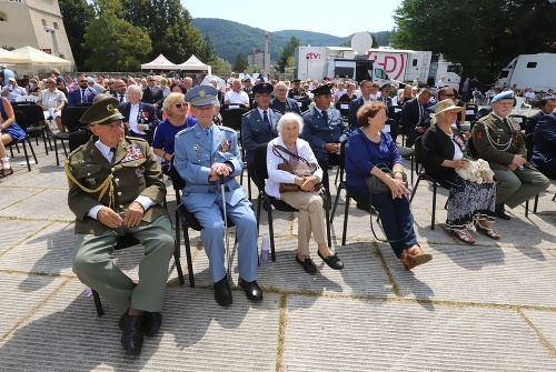 Účastníci centrálnych osláv počas 76. výročia Slovenského národného povstania v areáli Pamätníka SNP v Banskej Bystrici.